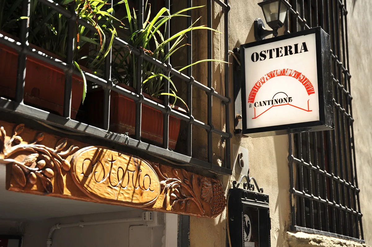 L’insegna dell’osteria Il Cantinone in Via Santo Spirito a Firenze