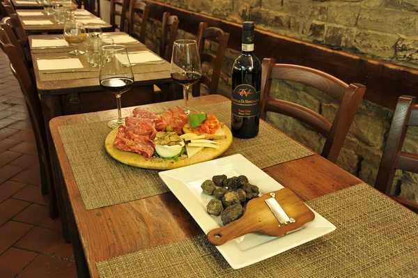 Tagliere toscano e vino rosso su un tavolo del Cantinone