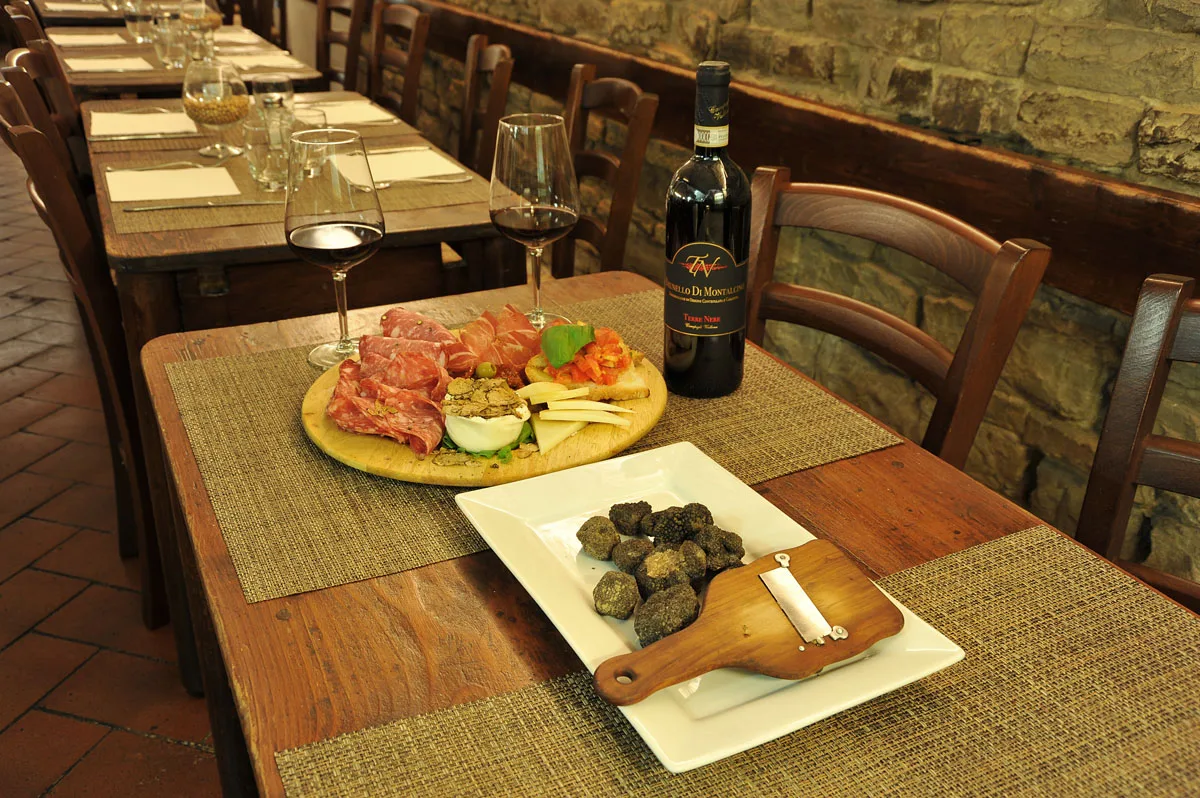 Tagliere toscano e vino rosso su un tavolo del Cantinone