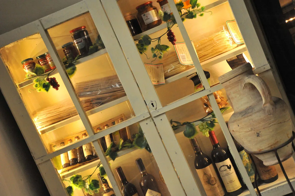 Vini e conserve nella vetrina dell’osteria.